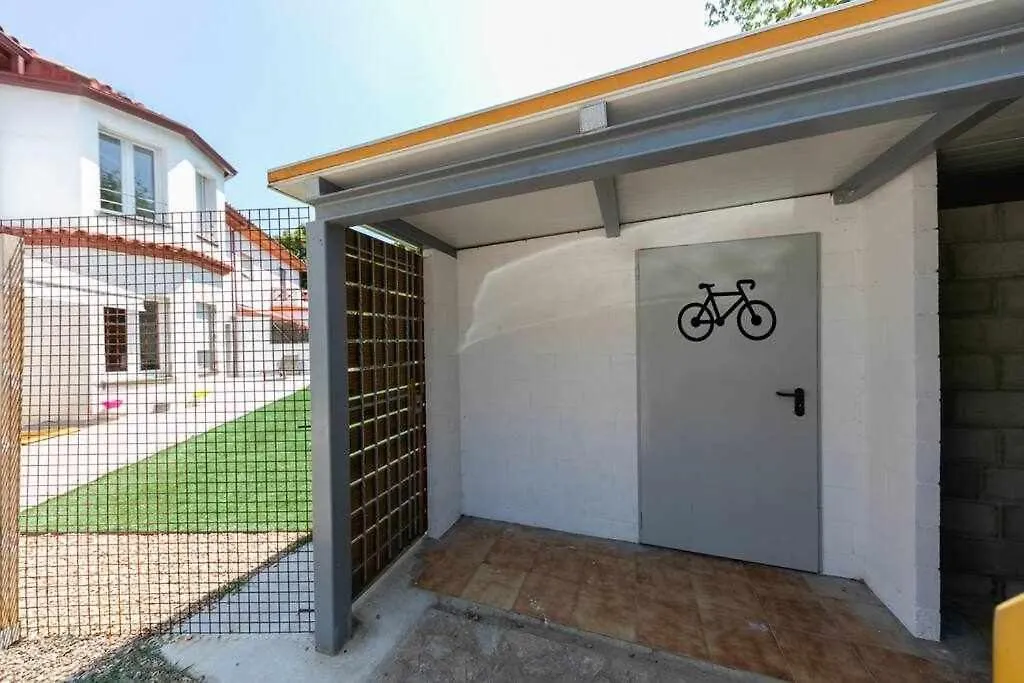 Newly Renovated Room W Pool & Bikeparking Girona 0*,  Spagna